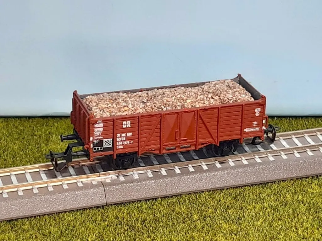 zeuke-545-54-tt-offener-gueterwagen-schotterladung-dr-modellbahn.webp